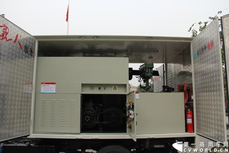 10月31日，中国重汽集团(2013)亲人服务大会在济南召开。来自全国各地服务站和供应商代表1300余人齐聚泉城，共同商谈亲人服务品牌的升级之路，开启“亲人同心 梦想同行”的全新之旅。图为重汽HOWO轻卡改装的野外救援服务车。