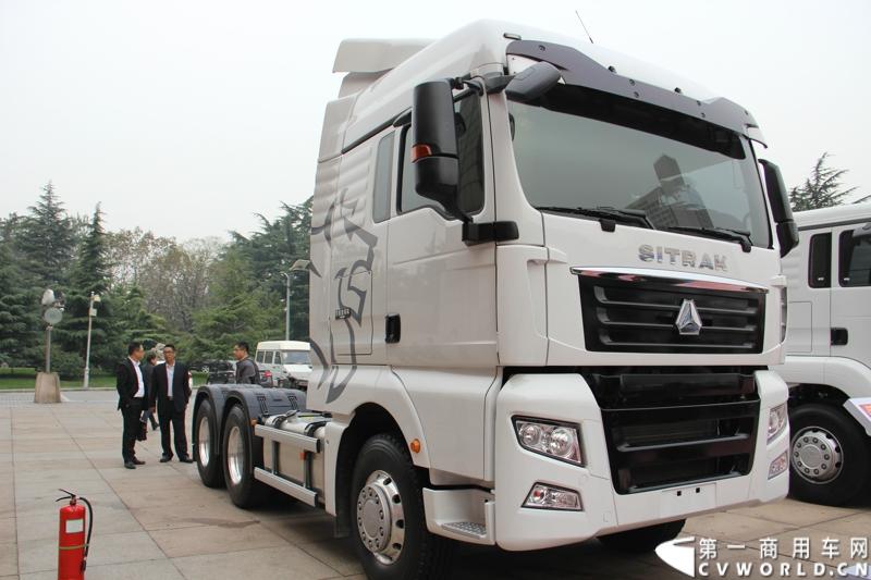 10月31日，中国重汽集团(2013)亲人服务大会在济南召开。来自全国各地服务站和供应商代表1300余人齐聚泉城，共同商谈亲人服务品牌的升级之路，开启“亲人同心 梦想同行”的全新之旅。图为重汽SITRAK C7H国四牵引车-440马力 。