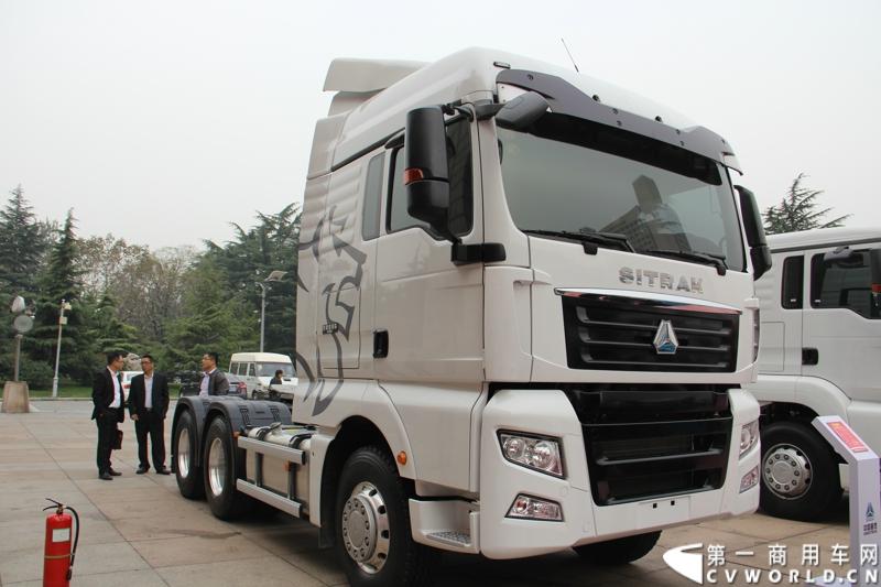 10月31日，中国重汽集团(2013)亲人服务大会在济南召开。来自全国各地服务站和供应商代表1300余人齐聚泉城，共同商谈亲人服务品牌的升级之路，开启“亲人同心 梦想同行”的全新之旅。图为重汽SITRAK C7H国四牵引车-440马力 。