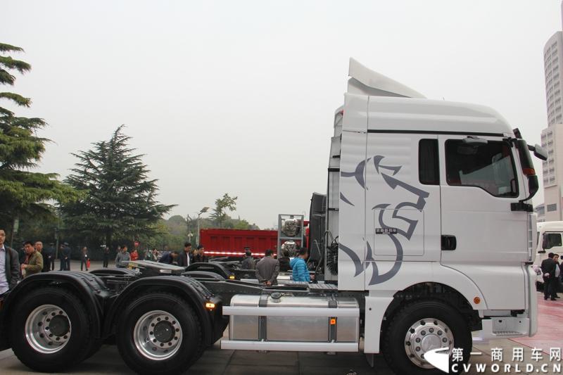 10月31日，中国重汽集团(2013)亲人服务大会在济南召开。来自全国各地服务站和供应商代表1300余人齐聚泉城，共同商谈亲人服务品牌的升级之路，开启“亲人同心 梦想同行”的全新之旅。图为重汽SITRAK C7H国四牵引车-440马力 。