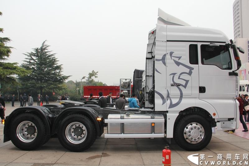 10月31日，中国重汽集团(2013)亲人服务大会在济南召开。来自全国各地服务站和供应商代表1300余人齐聚泉城，共同商谈亲人服务品牌的升级之路，开启“亲人同心 梦想同行”的全新之旅。图为重汽SITRAK C7H国四牵引车-440马力 。