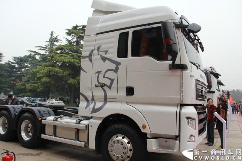 10月31日，中国重汽集团(2013)亲人服务大会在济南召开。来自全国各地服务站和供应商代表1300余人齐聚泉城，共同商谈亲人服务品牌的升级之路，开启“亲人同心 梦想同行”的全新之旅。图为重汽SITRAK C7H国四牵引车-440马力 。