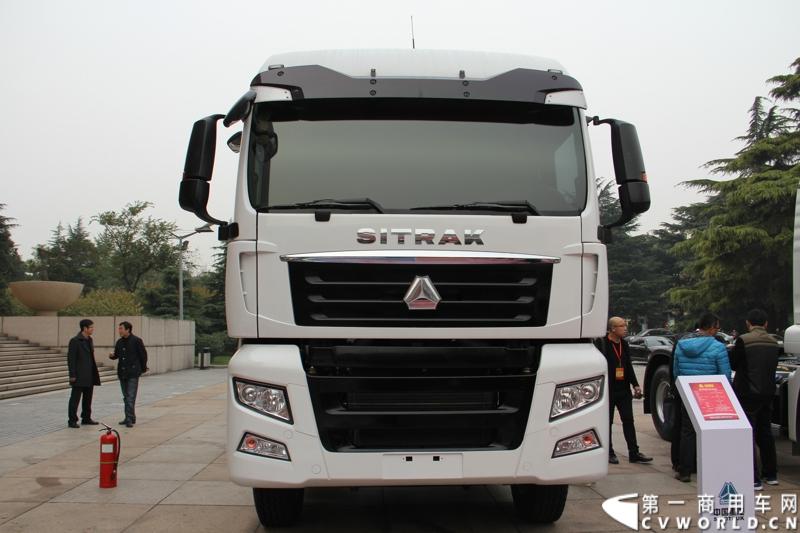 10月31日，中国重汽集团(2013)亲人服务大会在济南召开。来自全国各地服务站和供应商代表1300余人齐聚泉城，共同商谈亲人服务品牌的升级之路，开启“亲人同心 梦想同行”的全新之旅。图为重汽SITRAK C7H国四牵引车-440马力 。