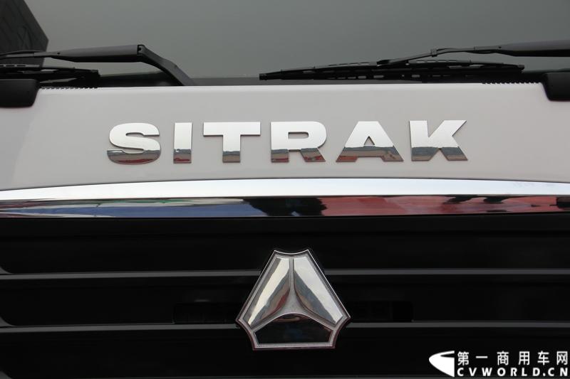 10月31日，中国重汽集团(2013)亲人服务大会在济南召开。来自全国各地服务站和供应商代表1300余人齐聚泉城，共同商谈亲人服务品牌的升级之路，开启“亲人同心 梦想同行”的全新之旅。图为重汽SITRAK C7H国四牵引车-440马力 。