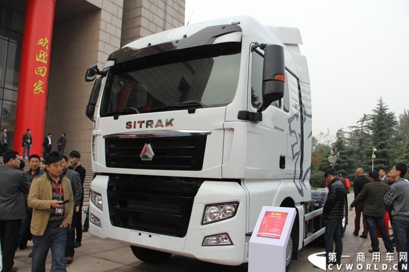 10月31日，中国重汽集团(2013)亲人服务大会在济南召开。来自全国各地服务站和供应商代表1300余人齐聚泉城，共同商谈亲人服务品牌的升级之路，开启“亲人同心 梦想同行”的全新之旅。图为重汽SITRAK C7H国四牵引车-440马力 。