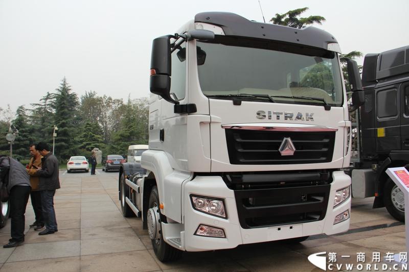 10月31日，中国重汽集团(2013)亲人服务大会在济南召开。来自全国各地服务站和供应商代表1300余人齐聚泉城，共同商谈亲人服务品牌的升级之路，开启“亲人同心 梦想同行”的全新之旅。图为重汽SITRAK C7H国四牵引车-440马力 。