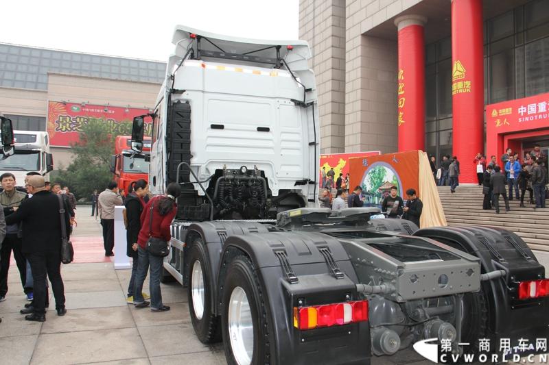 10月31日，中国重汽集团(2013)亲人服务大会在济南召开。来自全国各地服务站和供应商代表1300余人齐聚泉城，共同商谈亲人服务品牌的升级之路，开启“亲人同心 梦想同行”的全新之旅。图为重汽SITRAK C7H国四牵引车-440马力 。