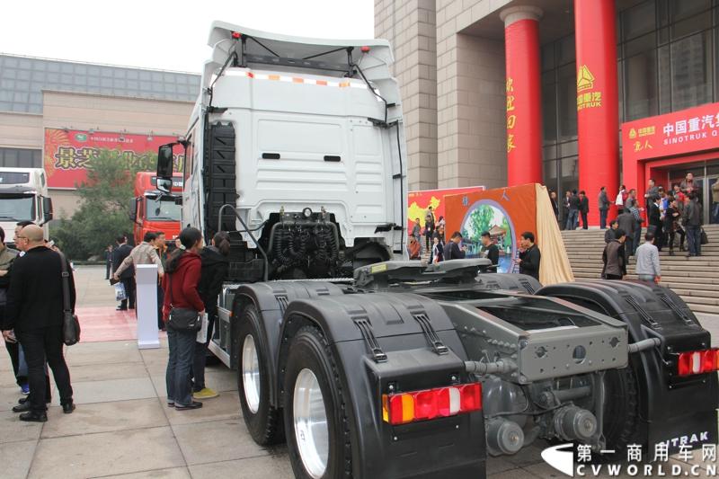 10月31日，中国重汽集团(2013)亲人服务大会在济南召开。来自全国各地服务站和供应商代表1300余人齐聚泉城，共同商谈亲人服务品牌的升级之路，开启“亲人同心 梦想同行”的全新之旅。图为重汽SITRAK C7H国四牵引车-440马力 。