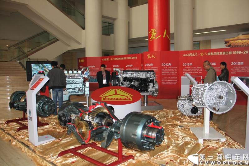 10月31日，中国重汽集团(2013)亲人服务大会在济南召开。来自全国各地服务站和供应商代表1300余人齐聚泉城，共同商谈亲人服务品牌的升级之路，开启“亲人同心 梦想同行”的全新之旅。图为重汽关键零部件展示。