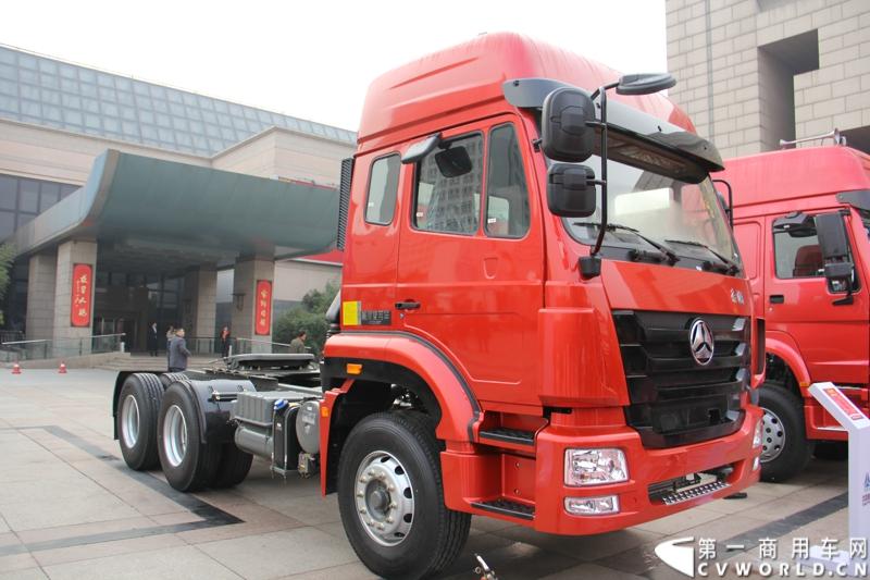 10月31日，中国重汽集团(2013)亲人服务大会在济南召开。来自全国各地服务站和供应商代表1300余人齐聚泉城，共同商谈亲人服务品牌的升级之路，开启“亲人同心 梦想同行”的全新之旅。图为重汽豪瀚牵引车。