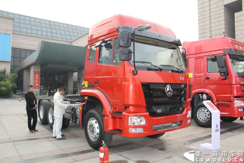 10月31日，中国重汽集团(2013)亲人服务大会在济南召开。来自全国各地服务站和供应商代表1300余人齐聚泉城，共同商谈亲人服务品牌的升级之路，开启“亲人同心 梦想同行”的全新之旅。图为重汽豪瀚牵引车。