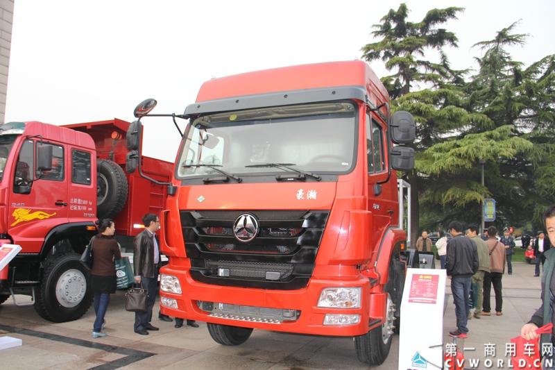 10月31日，中国重汽集团(2013)亲人服务大会在济南召开。来自全国各地服务站和供应商代表1300余人齐聚泉城，共同商谈亲人服务品牌的升级之路，开启“亲人同心 梦想同行”的全新之旅。图为重汽豪瀚牵引车。