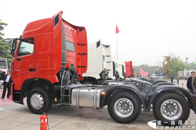 10月31日，中国重汽集团(2013)亲人服务大会在济南召开。来自全国各地服务站和供应商代表1300余人齐聚泉城，共同商谈亲人服务品牌的升级之路，开启“亲人同心 梦想同行”的全新之旅。图为重汽T7H-440牵引车 。