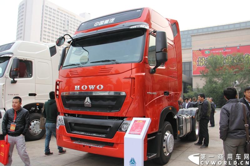 10月31日，中国重汽集团(2013)亲人服务大会在济南召开。来自全国各地服务站和供应商代表1300余人齐聚泉城，共同商谈亲人服务品牌的升级之路，开启“亲人同心 梦想同行”的全新之旅。图为重汽T7H-440牵引车 。