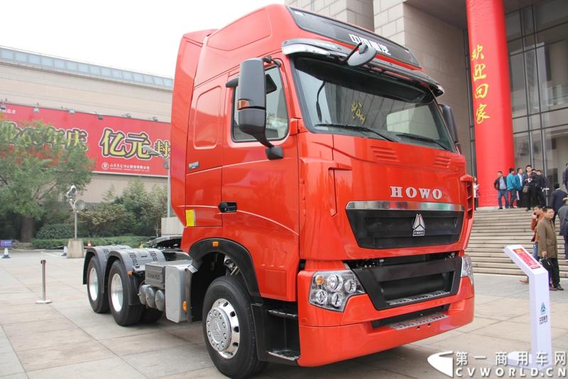 10月31日，中国重汽集团(2013)亲人服务大会在济南召开。来自全国各地服务站和供应商代表1300余人齐聚泉城，共同商谈亲人服务品牌的升级之路，开启“亲人同心 梦想同行”的全新之旅。图为重汽T7H-440牵引车 。