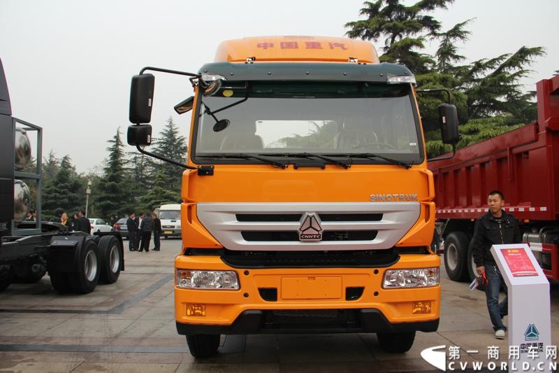 10月31日，中国重汽集团(2013)亲人服务大会在济南召开。来自全国各地服务站和供应商代表1300余人齐聚泉城，共同商谈亲人服务品牌的升级之路，开启“亲人同心 梦想同行”的全新之旅。图为重汽黄河牌牵引车 。