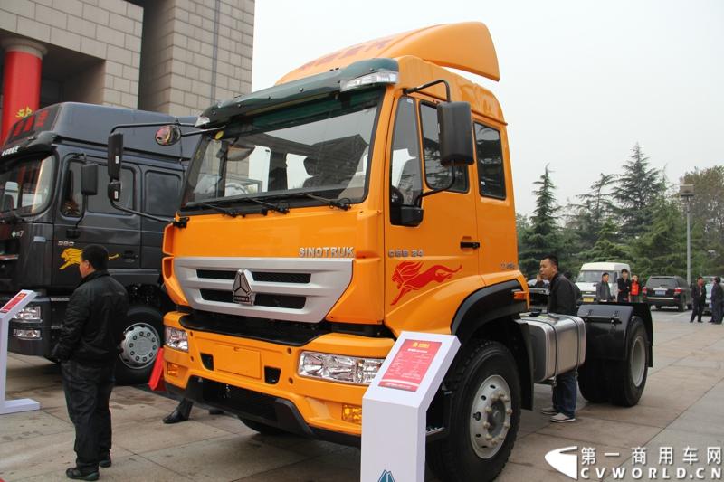 10月31日，中国重汽集团(2013)亲人服务大会在济南召开。来自全国各地服务站和供应商代表1300余人齐聚泉城，共同商谈亲人服务品牌的升级之路，开启“亲人同心 梦想同行”的全新之旅。图为重汽黄河牌牵引车 。