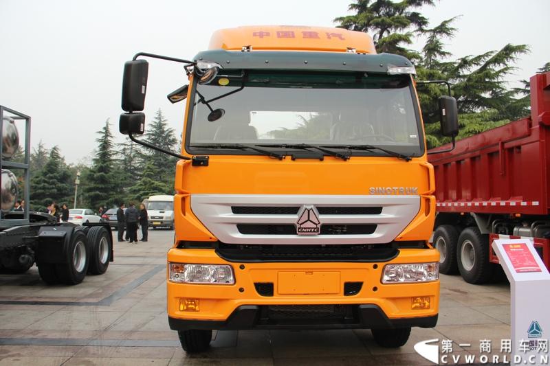 10月31日，中国重汽集团(2013)亲人服务大会在济南召开。来自全国各地服务站和供应商代表1300余人齐聚泉城，共同商谈亲人服务品牌的升级之路，开启“亲人同心 梦想同行”的全新之旅。图为重汽黄河牌牵引车 。