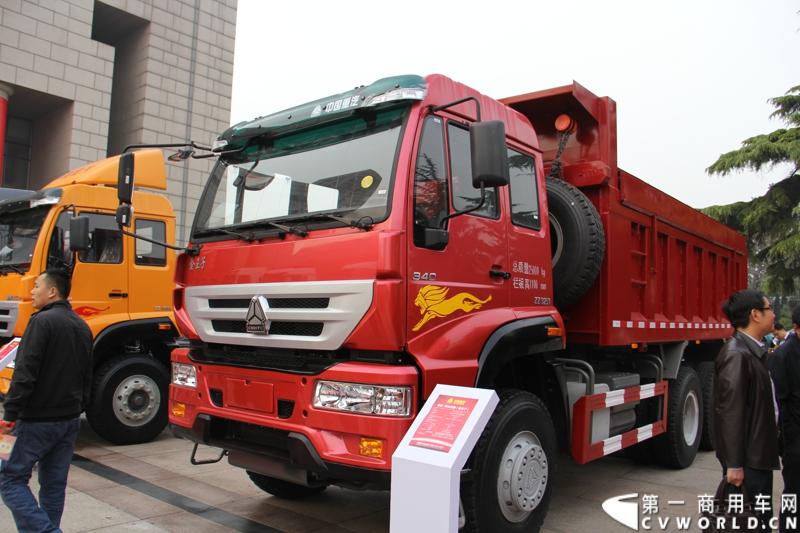 10月31日，中国重汽集团(2013)亲人服务大会在济南召开。来自全国各地服务站和供应商代表1300余人齐聚泉城，共同商谈亲人服务品牌的升级之路，开启“亲人同心 梦想同行”的全新之旅。图为重汽金王子国四自卸车-340马力  。