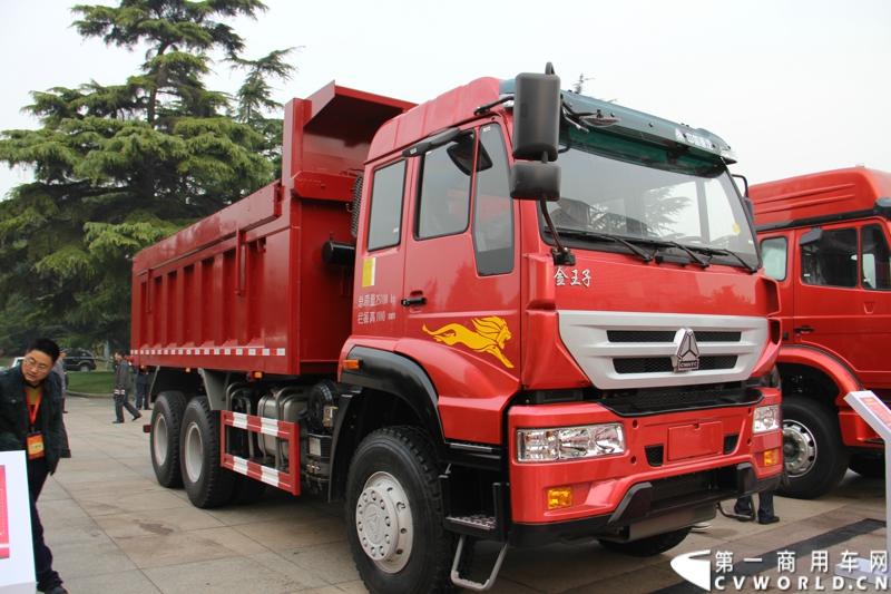 10月31日，中国重汽集团(2013)亲人服务大会在济南召开。来自全国各地服务站和供应商代表1300余人齐聚泉城，共同商谈亲人服务品牌的升级之路，开启“亲人同心 梦想同行”的全新之旅。图为重汽金王子国四自卸车-340马力  。