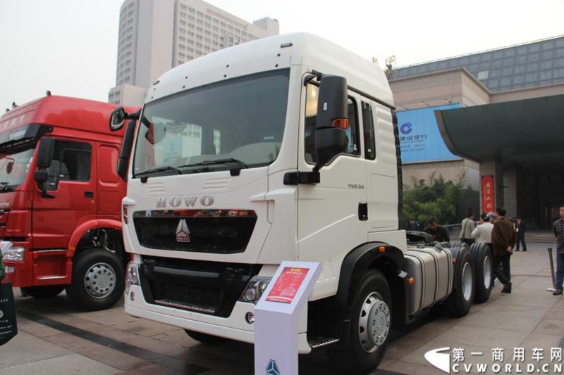 10月31日，中国重汽集团(2013)亲人服务大会在济南召开。来自全国各地服务站和供应商代表1300余人齐聚泉城，共同商谈亲人服务品牌的升级之路，开启“亲人同心 梦想同行”的全新之旅。图为重汽-曼平台HOWO-T5G牵引车-336马力 。