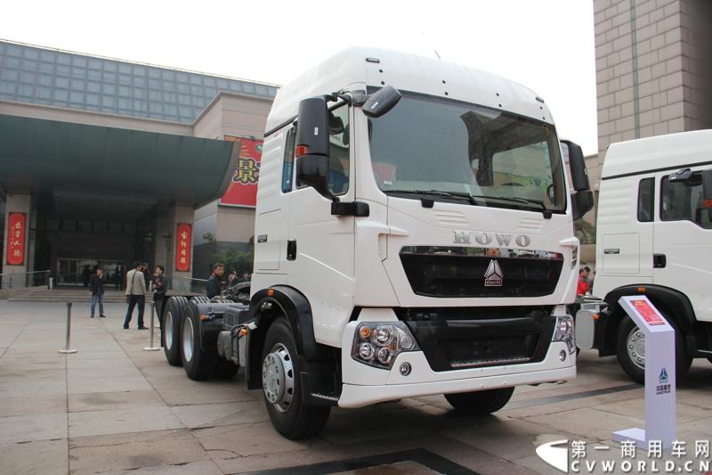 10月31日，中国重汽集团(2013)亲人服务大会在济南召开。来自全国各地服务站和供应商代表1300余人齐聚泉城，共同商谈亲人服务品牌的升级之路，开启“亲人同心 梦想同行”的全新之旅。图为重汽-曼平台HOWO-T5G牵引车-336马力 。