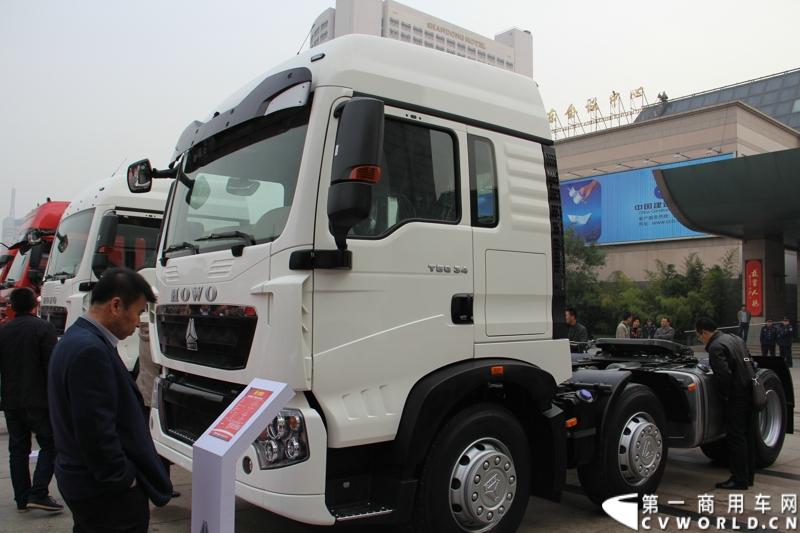 10月31日，中国重汽集团(2013)亲人服务大会在济南召开。来自全国各地服务站和供应商代表1300余人齐聚泉城，共同商谈亲人服务品牌的升级之路，开启“亲人同心 梦想同行”的全新之旅。图为重汽-曼平台HOWO-T5G双前轴牵引车-340马力。