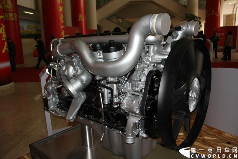 10月31日，中国重汽集团(2013)亲人服务大会在济南召开。来自全国各地服务站和供应商代表1300余人齐聚泉城，共同商谈亲人服务品牌的升级之路，开启“亲人同心 梦想同行”的全新之旅。图为重汽-曼平台MC11重型发动机 。