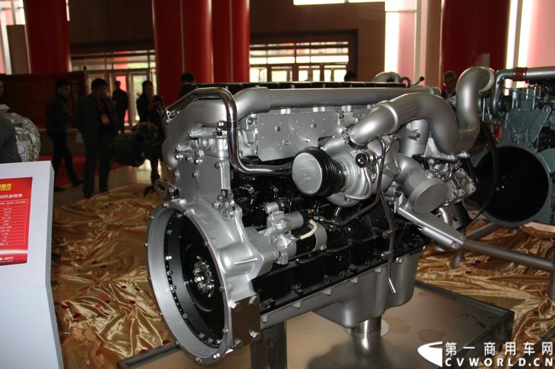 10月31日，中国重汽集团(2013)亲人服务大会在济南召开。来自全国各地服务站和供应商代表1300余人齐聚泉城，共同商谈亲人服务品牌的升级之路，开启“亲人同心 梦想同行”的全新之旅。图为重汽-曼平台MC11重型发动机 。