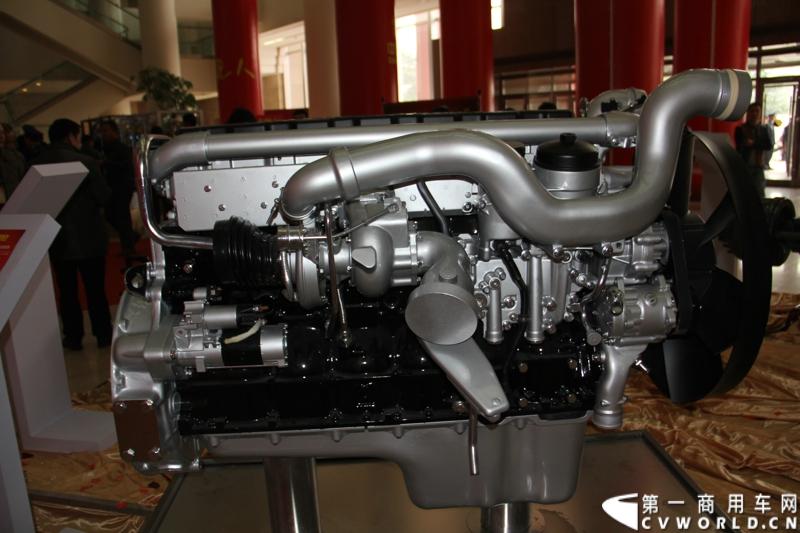 10月31日，中国重汽集团(2013)亲人服务大会在济南召开。来自全国各地服务站和供应商代表1300余人齐聚泉城，共同商谈亲人服务品牌的升级之路，开启“亲人同心 梦想同行”的全新之旅。图为重汽-曼平台MC11重型发动机 。