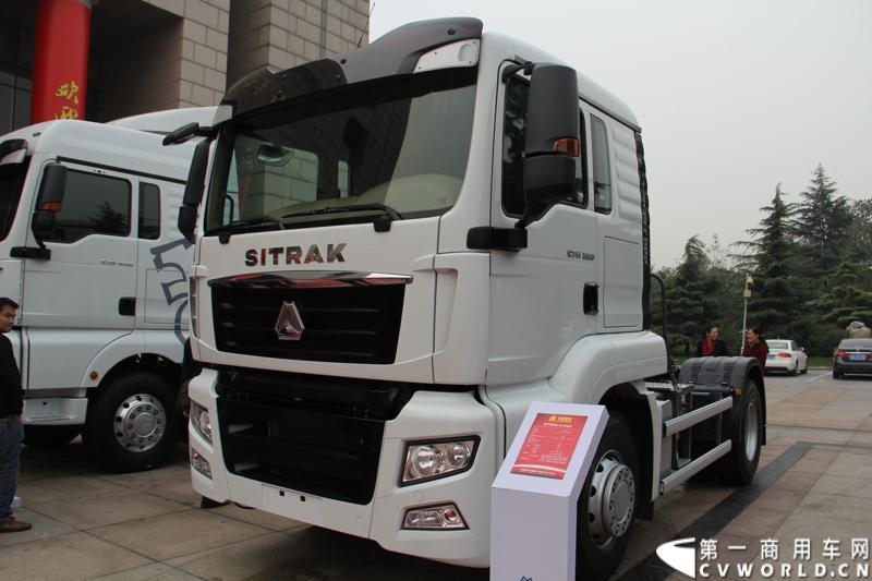 10月31日，中国重汽集团(2013)亲人服务大会在济南召开。来自全国各地服务站和供应商代表1300余人齐聚泉城，共同商谈亲人服务品牌的升级之路，开启“亲人同心 梦想同行”的全新之旅。图为重汽-曼平台产品SITRAK C7H-320马力牵引车 。