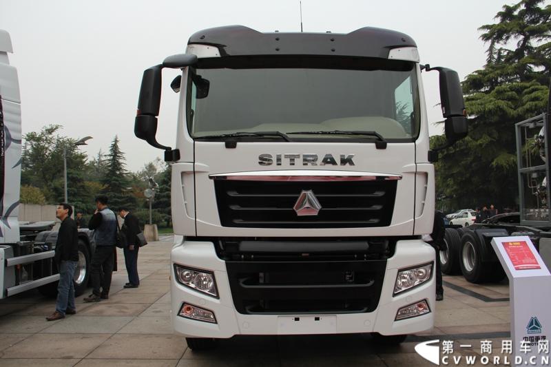 10月31日，中国重汽集团(2013)亲人服务大会在济南召开。来自全国各地服务站和供应商代表1300余人齐聚泉城，共同商谈亲人服务品牌的升级之路，开启“亲人同心 梦想同行”的全新之旅。图为重汽-曼平台产品SITRAK C7H-320马力牵引车 。