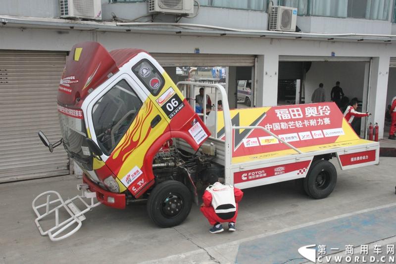 11月3日，2013（第五届）福田奥铃中国勒芒轻卡耐力赛全国总决赛在上海天马赛车场拉开终极对决的大幕。来自全国各大赛区的8支队伍上演了第五届勒芒的巅峰竞技，经过15个小时“换人不换车”的激烈角逐，来自吉林的吉林队以单圈1′42″825的优异成绩最终问鼎2013年福田奥铃中国勒芒赛全国总决赛冠军。图为比赛用车。