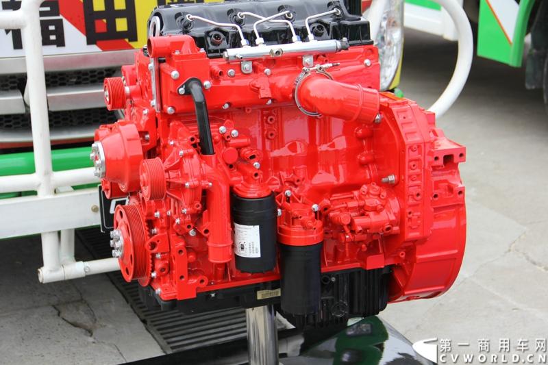 11月3日，2013（第五届）福田奥铃中国勒芒轻卡耐力赛全国总决赛在上海天马赛车场拉开终极对决的大幕。来自全国各大赛区的8支队伍上演了第五届勒芒的巅峰竞技，经过15个小时“换人不换车”的激烈角逐，来自吉林的吉林队以单圈1′42″825的优异成绩最终问鼎2013年福田奥铃中国勒芒赛全国总决赛冠军。图为比赛现场展出的发动机。