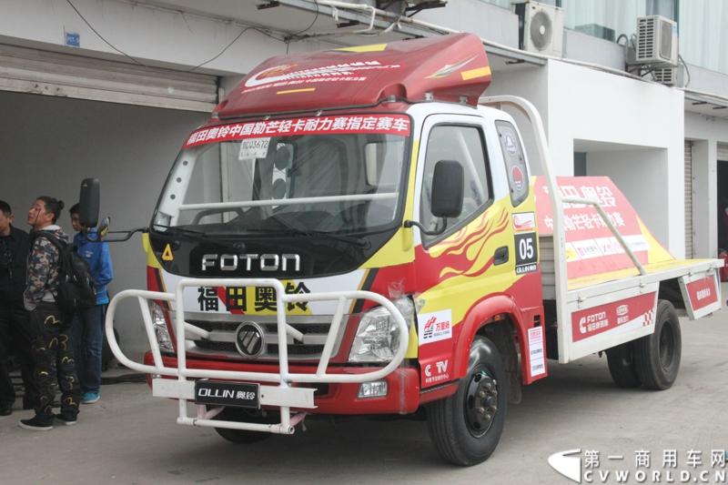 11月3日，2013（第五届）福田奥铃中国勒芒轻卡耐力赛全国总决赛在上海天马赛车场拉开终极对决的大幕。来自全国各大赛区的8支队伍上演了第五届勒芒的巅峰竞技，经过15个小时“换人不换车”的激烈角逐，来自吉林的吉林队以单圈1′42″825的优异成绩最终问鼎2013年福田奥铃中国勒芒赛全国总决赛冠军。图为比赛用车。