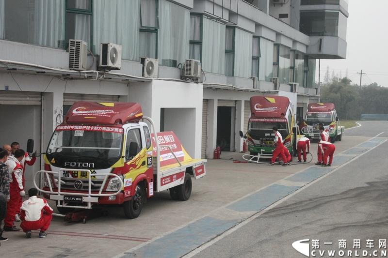 11月3日，2013（第五届）福田奥铃中国勒芒轻卡耐力赛全国总决赛在上海天马赛车场拉开终极对决的大幕。来自全国各大赛区的8支队伍上演了第五届勒芒的巅峰竞技，经过15个小时“换人不换车”的激烈角逐，来自吉林的吉林队以单圈1′42″825的优异成绩最终问鼎2013年福田奥铃中国勒芒赛全国总决赛冠军。图为比赛现场。