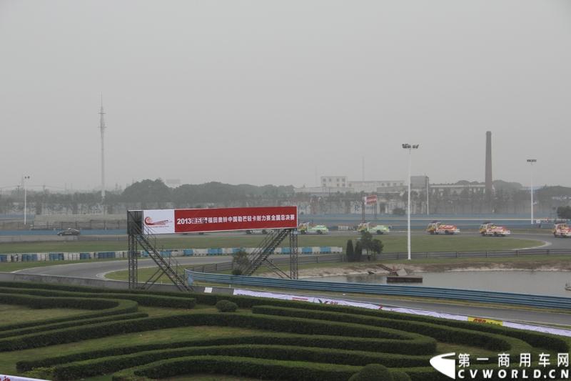 11月3日，2013（第五届）福田奥铃中国勒芒轻卡耐力赛全国总决赛在上海天马赛车场拉开终极对决的大幕。来自全国各大赛区的8支队伍上演了第五届勒芒的巅峰竞技，经过15个小时“换人不换车”的激烈角逐，来自吉林的吉林队以单圈1′42″825的优异成绩最终问鼎2013年福田奥铃中国勒芒赛全国总决赛冠军。图为比赛现场。