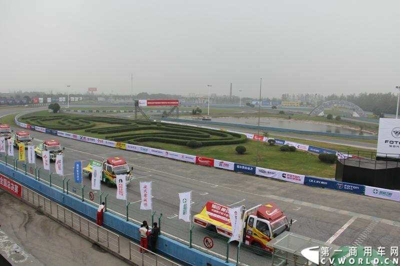 11月3日，2013（第五届）福田奥铃中国勒芒轻卡耐力赛全国总决赛在上海天马赛车场拉开终极对决的大幕。来自全国各大赛区的8支队伍上演了第五届勒芒的巅峰竞技，经过15个小时“换人不换车”的激烈角逐，来自吉林的吉林队以单圈1′42″825的优异成绩最终问鼎2013年福田奥铃中国勒芒赛全国总决赛冠军。图为比赛现场。