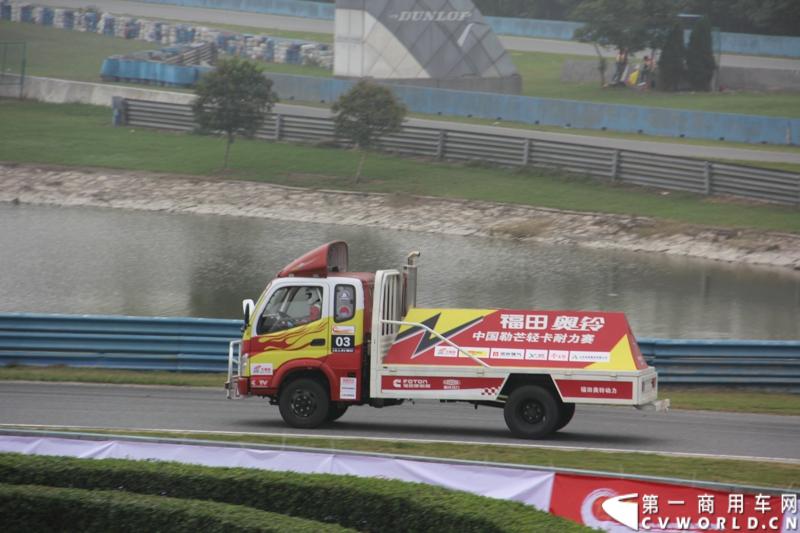 11月3日，2013（第五届）福田奥铃中国勒芒轻卡耐力赛全国总决赛在上海天马赛车场拉开终极对决的大幕。来自全国各大赛区的8支队伍上演了第五届勒芒的巅峰竞技，经过15个小时“换人不换车”的激烈角逐，来自吉林的吉林队以单圈1′42″825的优异成绩最终问鼎2013年福田奥铃中国勒芒赛全国总决赛冠军。图为比赛现场。