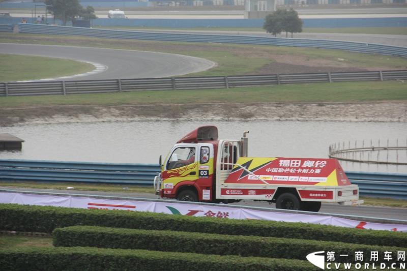 11月3日，2013（第五届）福田奥铃中国勒芒轻卡耐力赛全国总决赛在上海天马赛车场拉开终极对决的大幕。来自全国各大赛区的8支队伍上演了第五届勒芒的巅峰竞技，经过15个小时“换人不换车”的激烈角逐，来自吉林的吉林队以单圈1′42″825的优异成绩最终问鼎2013年福田奥铃中国勒芒赛全国总决赛冠军。图为比赛现场。