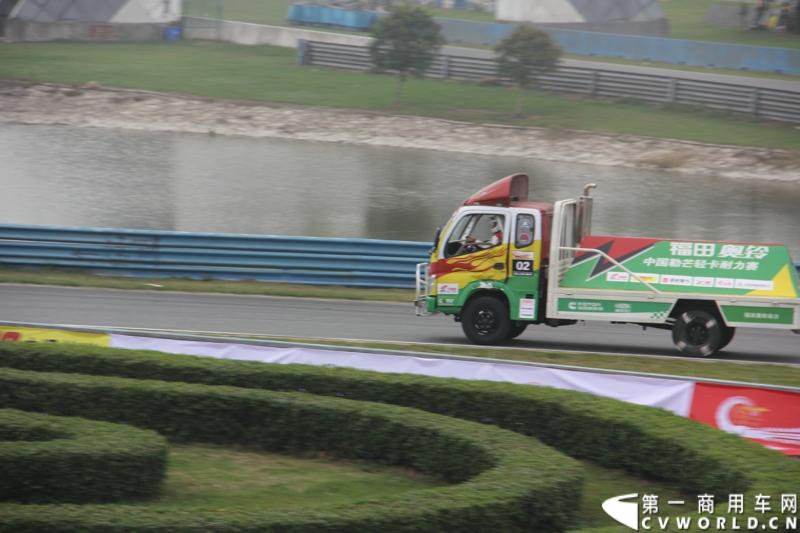 11月3日，2013（第五届）福田奥铃中国勒芒轻卡耐力赛全国总决赛在上海天马赛车场拉开终极对决的大幕。来自全国各大赛区的8支队伍上演了第五届勒芒的巅峰竞技，经过15个小时“换人不换车”的激烈角逐，来自吉林的吉林队以单圈1′42″825的优异成绩最终问鼎2013年福田奥铃中国勒芒赛全国总决赛冠军。图为比赛现场。