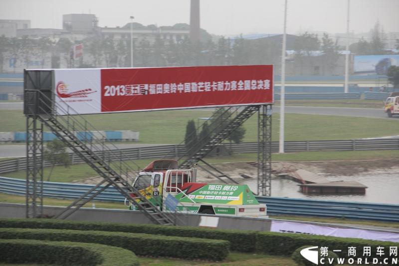 11月3日，2013（第五届）福田奥铃中国勒芒轻卡耐力赛全国总决赛在上海天马赛车场拉开终极对决的大幕。来自全国各大赛区的8支队伍上演了第五届勒芒的巅峰竞技，经过15个小时“换人不换车”的激烈角逐，来自吉林的吉林队以单圈1′42″825的优异成绩最终问鼎2013年福田奥铃中国勒芒赛全国总决赛冠军。图为比赛现场。
