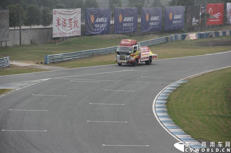 11月3日，2013（第五届）福田奥铃中国勒芒轻卡耐力赛全国总决赛在上海天马赛车场拉开终极对决的大幕。来自全国各大赛区的8支队伍上演了第五届勒芒的巅峰竞技，经过15个小时“换人不换车”的激烈角逐，来自吉林的吉林队以单圈1′42″825的优异成绩最终问鼎2013年福田奥铃中国勒芒赛全国总决赛冠军。图为比赛现场。