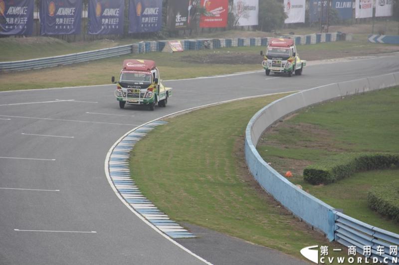 11月3日，2013（第五届）福田奥铃中国勒芒轻卡耐力赛全国总决赛在上海天马赛车场拉开终极对决的大幕。来自全国各大赛区的8支队伍上演了第五届勒芒的巅峰竞技，经过15个小时“换人不换车”的激烈角逐，来自吉林的吉林队以单圈1′42″825的优异成绩最终问鼎2013年福田奥铃中国勒芒赛全国总决赛冠军。图为比赛现场。