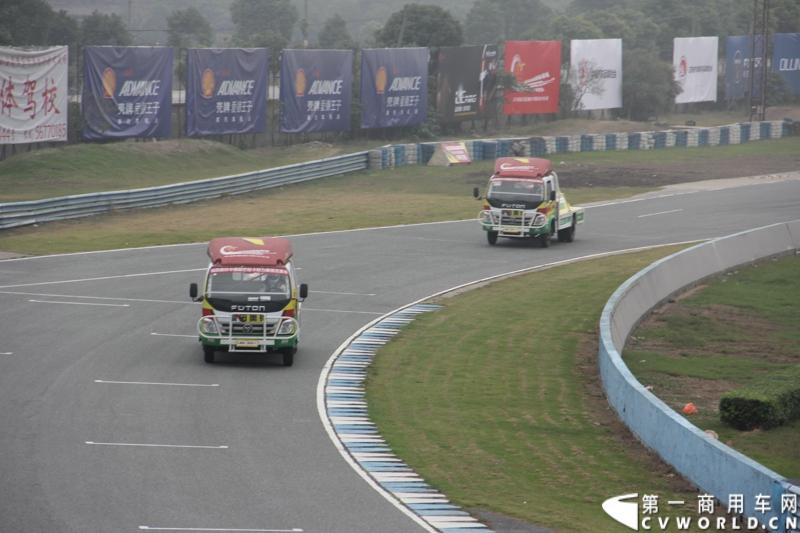 11月3日，2013（第五届）福田奥铃中国勒芒轻卡耐力赛全国总决赛在上海天马赛车场拉开终极对决的大幕。来自全国各大赛区的8支队伍上演了第五届勒芒的巅峰竞技，经过15个小时“换人不换车”的激烈角逐，来自吉林的吉林队以单圈1′42″825的优异成绩最终问鼎2013年福田奥铃中国勒芒赛全国总决赛冠军。图为比赛现场。