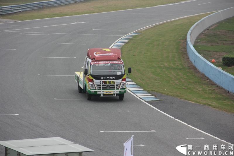 11月3日，2013（第五届）福田奥铃中国勒芒轻卡耐力赛全国总决赛在上海天马赛车场拉开终极对决的大幕。来自全国各大赛区的8支队伍上演了第五届勒芒的巅峰竞技，经过15个小时“换人不换车”的激烈角逐，来自吉林的吉林队以单圈1′42″825的优异成绩最终问鼎2013年福田奥铃中国勒芒赛全国总决赛冠军。图为比赛现场。