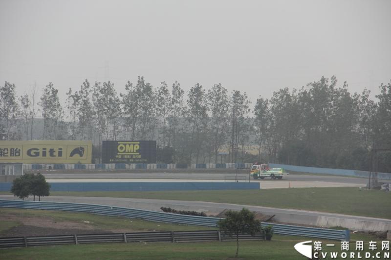 11月3日，2013（第五届）福田奥铃中国勒芒轻卡耐力赛全国总决赛在上海天马赛车场拉开终极对决的大幕。来自全国各大赛区的8支队伍上演了第五届勒芒的巅峰竞技，经过15个小时“换人不换车”的激烈角逐，来自吉林的吉林队以单圈1′42″825的优异成绩最终问鼎2013年福田奥铃中国勒芒赛全国总决赛冠军。图为比赛现场。