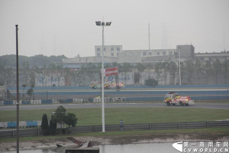 11月3日，2013（第五届）福田奥铃中国勒芒轻卡耐力赛全国总决赛在上海天马赛车场拉开终极对决的大幕。来自全国各大赛区的8支队伍上演了第五届勒芒的巅峰竞技，经过15个小时“换人不换车”的激烈角逐，来自吉林的吉林队以单圈1′42″825的优异成绩最终问鼎2013年福田奥铃中国勒芒赛全国总决赛冠军。图为比赛现场。