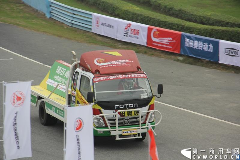 11月3日，2013（第五届）福田奥铃中国勒芒轻卡耐力赛全国总决赛在上海天马赛车场拉开终极对决的大幕。来自全国各大赛区的8支队伍上演了第五届勒芒的巅峰竞技，经过15个小时“换人不换车”的激烈角逐，来自吉林的吉林队以单圈1′42″825的优异成绩最终问鼎2013年福田奥铃中国勒芒赛全国总决赛冠军。图为比赛现场。