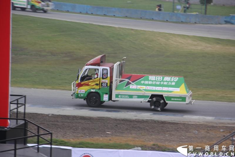 11月3日，2013（第五届）福田奥铃中国勒芒轻卡耐力赛全国总决赛在上海天马赛车场拉开终极对决的大幕。来自全国各大赛区的8支队伍上演了第五届勒芒的巅峰竞技，经过15个小时“换人不换车”的激烈角逐，来自吉林的吉林队以单圈1′42″825的优异成绩最终问鼎2013年福田奥铃中国勒芒赛全国总决赛冠军。图为比赛现场。